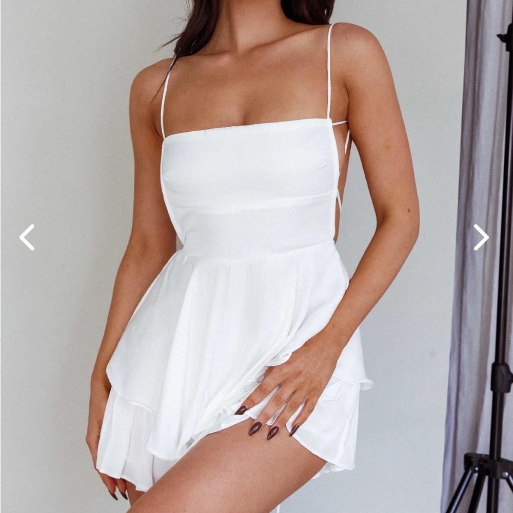 Selfie lesie white backless dress
